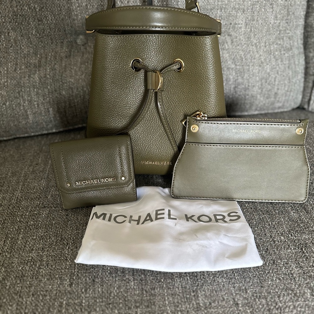EUC MICHAEL KORS olive small bag and matching wallet
